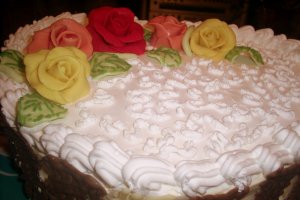 Tort cu trandafiri (cu crema mascarpone si jeleu de afine)