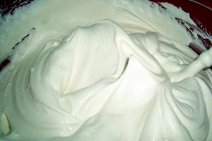 Tort cu trandafiri (cu crema mascarpone si jeleu de afine)