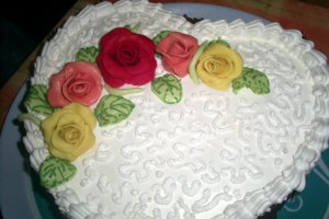 Tort cu trandafiri (cu crema mascarpone si jeleu de afine)