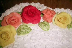 Tort cu trandafiri (cu crema mascarpone si jeleu de afine)