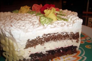 Tort cu trandafiri (cu crema mascarpone si jeleu de afine)