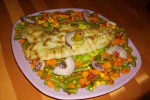 File de pangasius pe grill cu amestec de legume