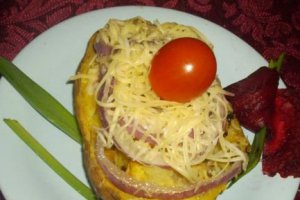 Cartofi fierti in coaja, umpluti dati la cuptor
