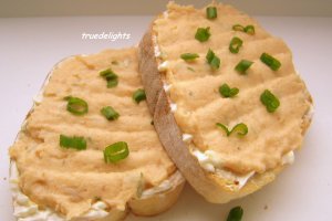 Tartine cu branza si crema de fasole
