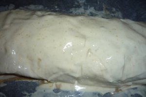 Placinta rulata cu mere si pasta de gutui in sos de smantana