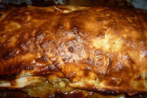 Placinta rulata cu mere si pasta de gutui in sos de smantana