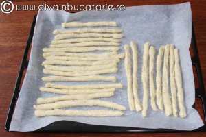 Grisine cu parmezan ras