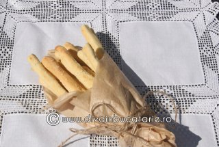 Grisine cu parmezan ras