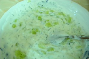 Conopida pane cu sos de iaurt si smantana