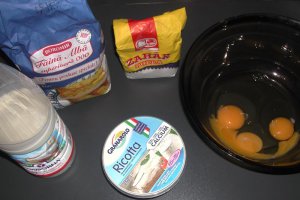 Clatite cu ricotta si gem de merisor