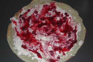 Clatite cu ricotta si gem de merisor