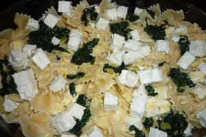 Farfalle cu feta, spanac si sos olandez