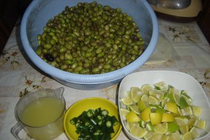Masline verzi conservate in saramura si ulei de masline- specific tarilor arabe