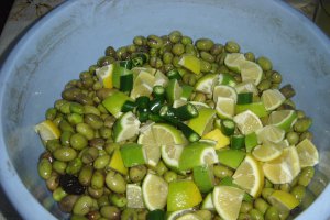 Masline verzi conservate in saramura si ulei de masline- specific tarilor arabe