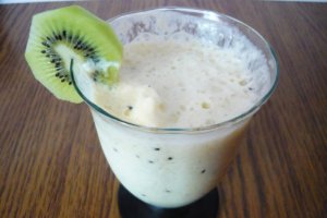 Milkshake cu banane si kiwi