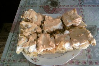 Prajitura cu piersici si bezea