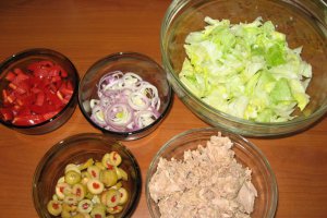 Salata de ton cu vinegreta de verdeturi