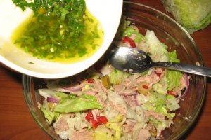 Salata de ton cu vinegreta de verdeturi