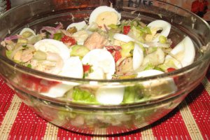 Salata de ton cu vinegreta de verdeturi
