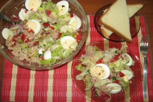 Salata de ton cu vinegreta de verdeturi