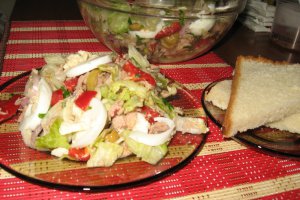 Salata de ton cu vinegreta de verdeturi