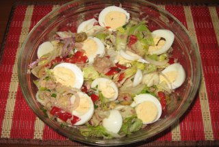 Salata de ton cu vinegreta de verdeturi