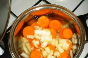 Gratar de pui cu sote de morcovi