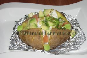 Cartof copt cu somon afumat si avocado