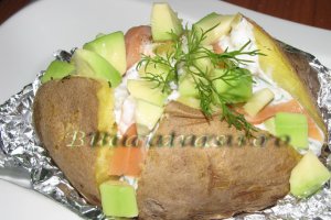Cartof copt cu somon afumat si avocado