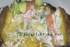 Cartof copt cu somon afumat si avocado