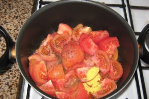 Fileu de peste prajit cu garnitura de rosii scazute(" Iahnieh bandora") si cartofi prajiti ("Mfarakeh batatas")