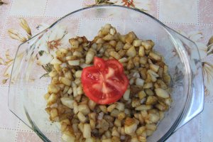 Fileu de peste prajit cu garnitura de rosii scazute(" Iahnieh bandora") si cartofi prajiti ("Mfarakeh batatas")