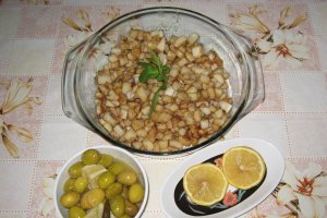 Fileu de peste prajit cu garnitura de rosii scazute(" Iahnieh bandora") si cartofi prajiti ("Mfarakeh batatas")
