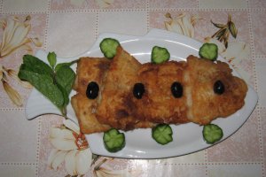 Fileu de peste prajit cu garnitura de rosii scazute(" Iahnieh bandora") si cartofi prajiti ("Mfarakeh batatas")