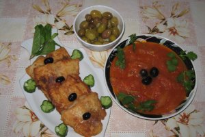 Fileu de peste prajit cu garnitura de rosii scazute(" Iahnieh bandora") si cartofi prajiti ("Mfarakeh batatas")
