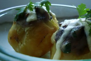 Cartofi umpluti cu sos de ciuperci