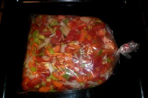 Pulpe in punga magica si legume la cuptor