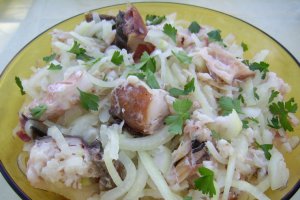 Salata de ceapa cu peste afumat