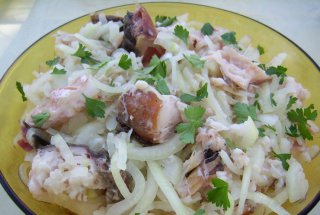 Salata de ceapa cu peste afumat