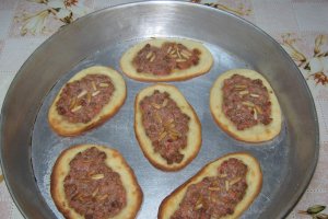 “Sfiha” sau  “Lahm bi’ajin”-Placinte  cu carne