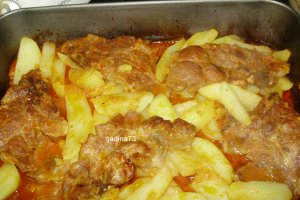 Cotlet de porc aromat cu cartofi la cuptor