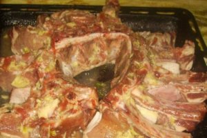 Coronita de porc cu cartofi la cuptor