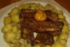 Coaste de porc si cartofi la cuptor