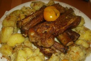 Coaste de porc si cartofi la cuptor