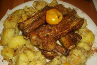 Coaste de porc si cartofi la cuptor