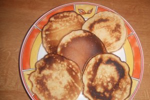 Clatite pufoase reteta cu dulceata de zmeura