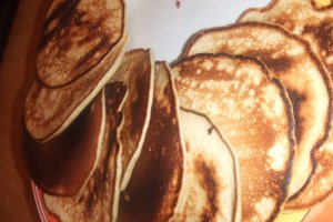Clatite pufoase reteta cu dulceata de zmeura