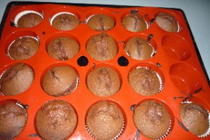 Muffins cu ciocolata umplute cu gem de afine