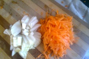 Orez cu morcov si ciuperci ,aripioare de pui si salata