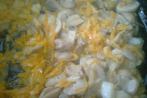 Orez cu morcov si ciuperci ,aripioare de pui si salata